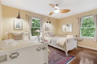 Gourmet Kitchen and Cozy Outdoor Fire Pit - Elegant Sanctuary 로열 파인스 호텔