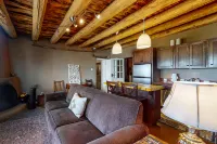 Luxe 2-Unit Hideaway: Suite & Casita w/ Full Kitchens - Walk to Dining, Dogs OK Hotels in Ranchos de Taos