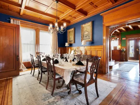 Old Library Inn - J.R.R. Tolkien Room Отели в г. Олеан