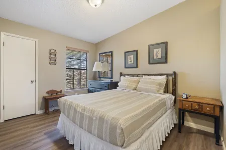 Charming Lakefront Getaway with Modern Comforts - Cozy Retreat Отели в г. Lampe