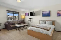 Private Hot Tub and Spectacular Mountain Views - Stunning Retreat