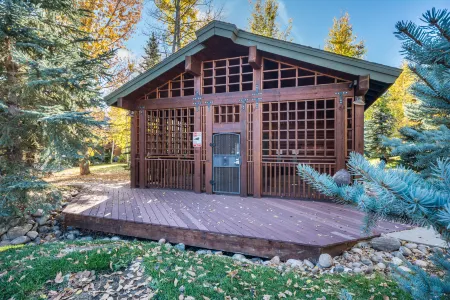 Community Hot Tubs and Cozy Gas Fireplace - Inviting Mountain Retreat