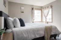 Spacious Layout with Hot Tub and Fire Pit - Stunning Modern Retreat