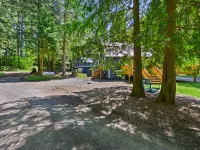 Cozy Lodge with Hot Tub and Game Room - Inviting Mountain Retreat