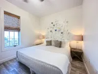 Steps to Beach and Vibrant Shops - Charming Stylish Retreat