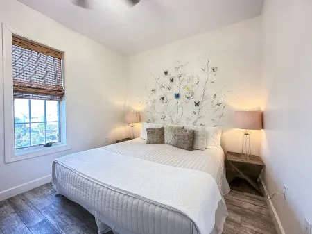 Steps to Beach and Vibrant Shops - Charming Stylish Retreat