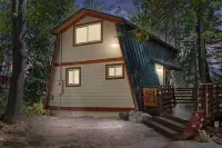 Chief Peak cabin near Yosemite with deck, nature views & full kitchen Hotels near Camp Green Meadows