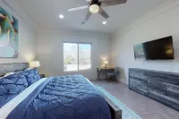 Updated home with mountain views, a private patio, grill, EV charger, W/D, & AC Hotels in Tanque Verde