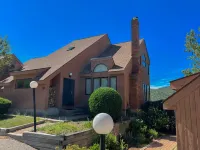 Unobstructed Views and Spacious Living - Serene Mountaintop Retreat