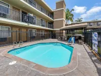 Quality Inn & Suites Anaheim Maingate Hotels near Anaheim Ice