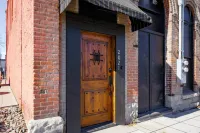 Charming Loft with City Views and Modern Kitchen - Spacious Retreat