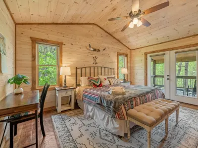 Serene Wildlife Oasis and Cozy Living Spaces - Enchanting Mountain Retreat 패닌 카운티 공공도서관 주변 호텔