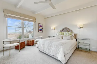 Elegant getaway with lovely deck, ocean & sunrise views, foosball & washer/dryer