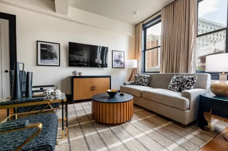 4BR Group Space for 16 Near Bourbon St | The Mayfair