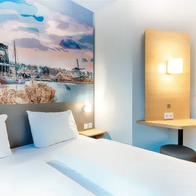 B&B HOTEL Amsterdam-Zaandam Hotel dekat Stasiun Metro Isolatorweg