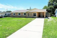 Space Coast Retreat: Large Fenced Yard, Pool Table, MRS. Pac Man + Massage Chair