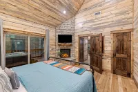 Cozy Cabin Retreat - Hot Tub, Arcade, Fire Pit