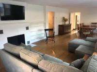 Spacious Backyard Bordering Golf Course - Charming Oasis Hotels in Hamilton