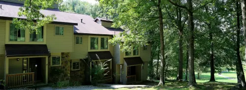Championship Golf, Outdoor Pool and Scenic Views - Stunning Retreat Hotels in Cheat Lake