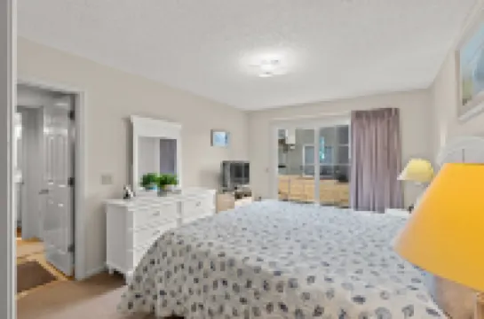 Elegant Split Level Villa with Loft and Pool Access - Charming Retreat