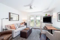 Stunning River Views and Cozy Living Space - Inviting Ski Retreat