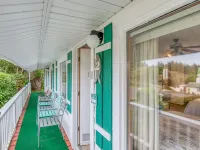Gorgeous Beacon Lodge - Oceanfront Retreat, Stunning Views Hotels in Otter Rock