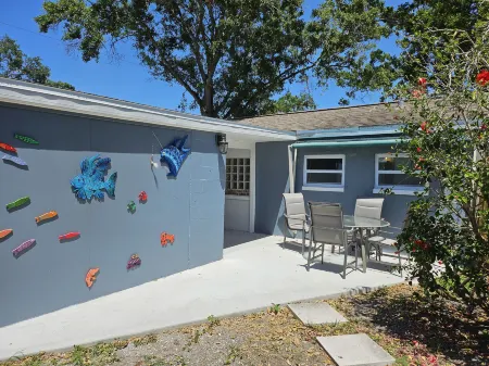 Private Fenced Backyard and Fast Wifi - Charming Retreat Отели в г. Ларго