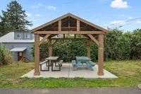 Full Size Kitchen and Comfortable Living Area - Spacious Charming Escape Hôtels à : Netarts