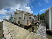 Beautiful Super Strike Houseboat-2 Br/1.5 BA in Cypress Cove Marina-6 Beds