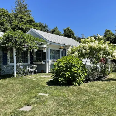 Remodeled historical Gosnold Cottage.300 yards to the beach.