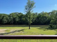 "RIVER TIME" CABIN DIRECTLY ON CADDO RIVER, FLAT YARD Hotels in Glenwood