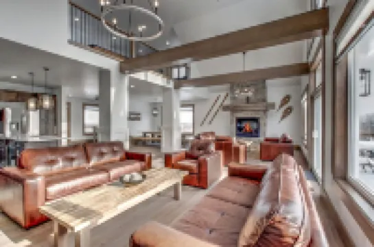 Brand New 7 Bdrm Luxury Cottage with Private Beach Access, BBQ,7.5 Baths, Hot Tub, Ping Pong Table