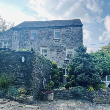 2 Bedrooms Overlooking Little Petherick Creek