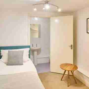 Host & Stay - Queen's Corner Rooms