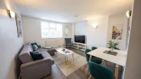 Modern Townhouse Apartment in Stratford Upon Avon with Wifi & Netflix Hotels in 