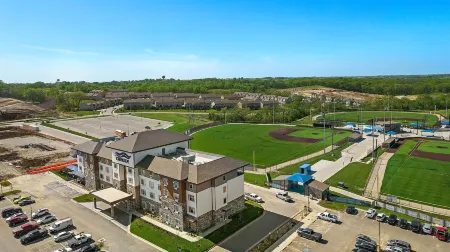 Holiday Inn Express Kansas City North – Parkville