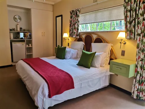 Wild Olive Cottage for 2 People in Wonderful Garden! Hotels in Krugersdorp