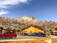 Bumbleberry Inn - parking