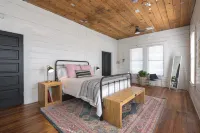 Restored 1930s Uptown Bungalow 2 Min. to Magnolia