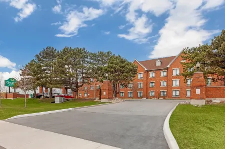 Quality Suites Отели в г. Уитби