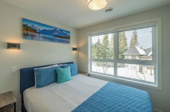 Skyline 207 - Mountain View Townhouse-AC - Heated Pool - Hot Tub Hotels in Harvie Heights