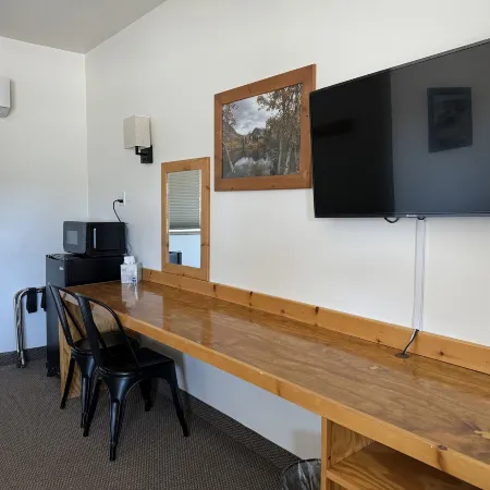 Eastern Sierra Motor Lodge