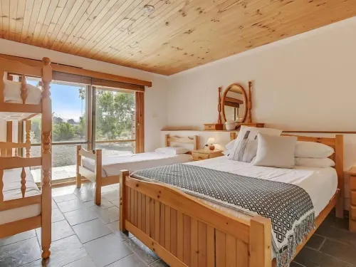 Steeles Island Retreat Hotels in Carlton