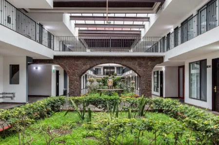 Radisson Hotel Convention Center Toluca Отели рядом с Аэропорт Толука