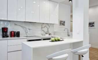 Luxurious Spacious Apt Next  Hilton Area