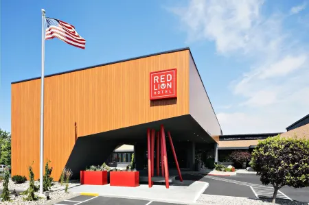 Red Lion Hotel Wenatchee City Center Отели в г. Веначи