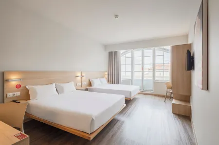 Moov Hotel Porto Centro Отели рядом с достопримечательностью «Понти-ди-Дон-Луиш I»