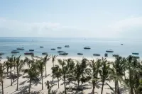 Billionaire Beach Front Apartments - 5-Star