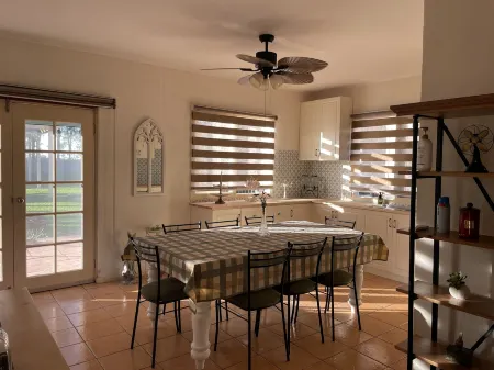 Villa Provence Отели рядом с достопримечательностью «Hunter Valley Cheese Factory Co PL»