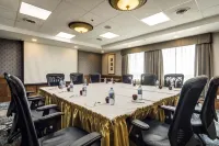 Monte Carlo Inn Airport Suites - Business